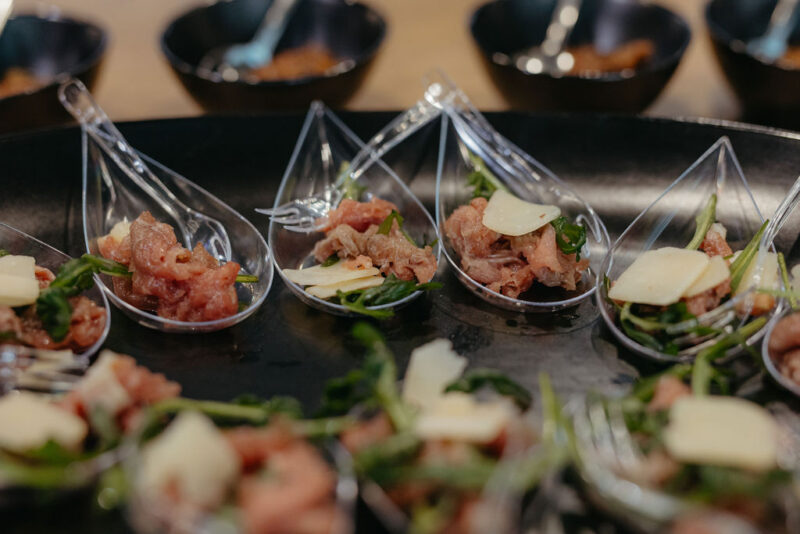 Foto von Essenshäppchen mit Fleisch zum Verkosten für Messebesucher