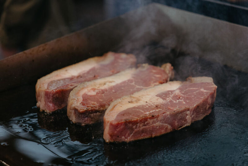 Foto von drei Steaks auf einem Grill